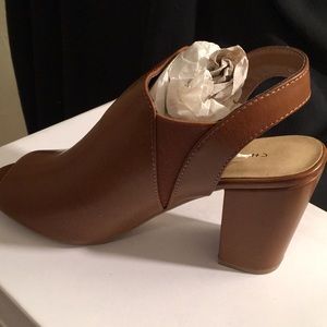 Comfortable low peep toe heel